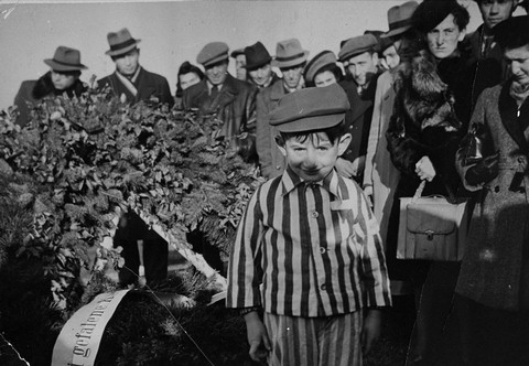 Joseph Schleifstein en tenue de déporté à Buchenwald en 1946 Joseph Schleifstein portant son ancienne tenue de prisonnier lors d'une cérémonie à Buchenwald en 1946