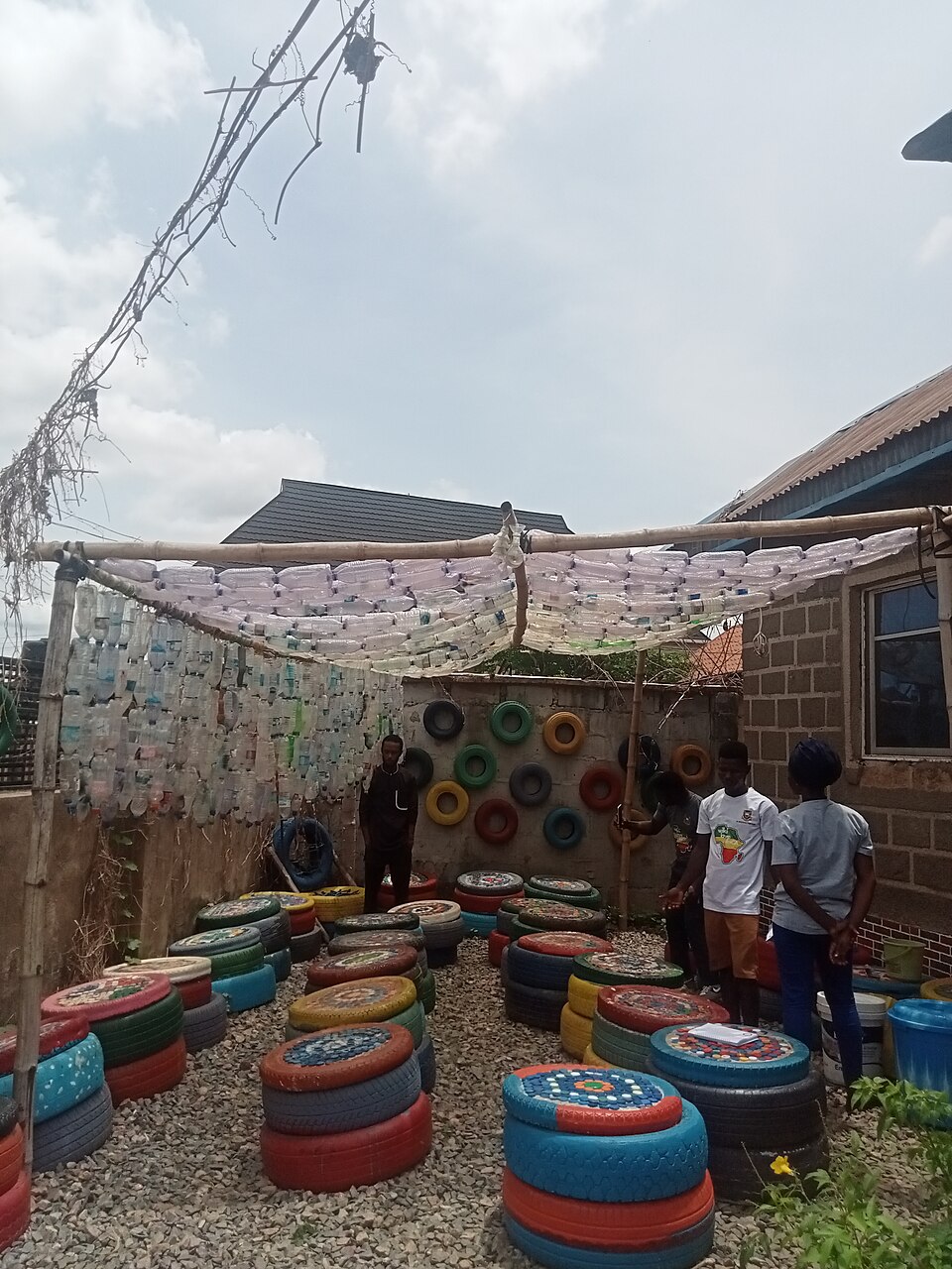 kiosque construit en réutilisant de nombreuses bouteilles en plastique kiosque construit en réutilisant de nombreuses bouteilles en plastique
