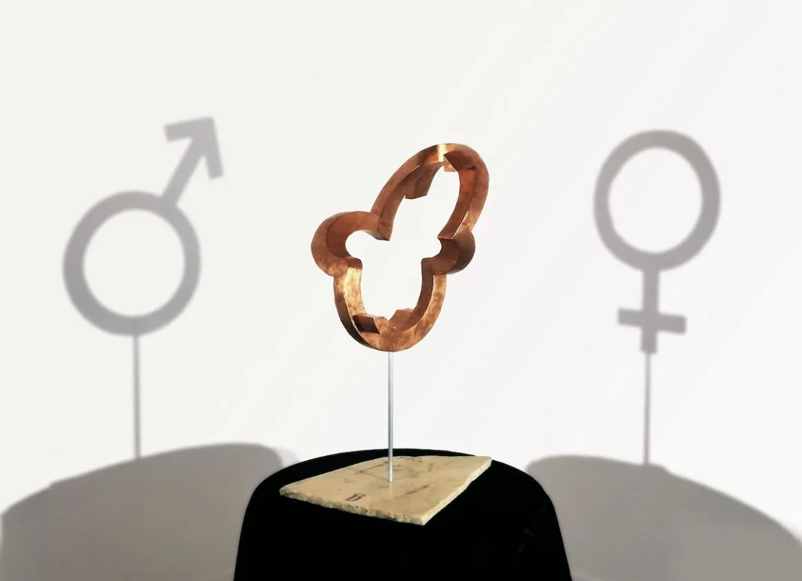 Genre, sculpture anamorphique de Morpho Genre, sculpture anamorphique de Morpho