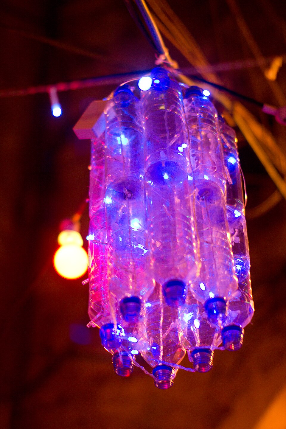 lustre lumineux réalisé avec des bouteilles en plastique et des LED lustre lumineux réalisé avec des bouteilles en plastique et des LED