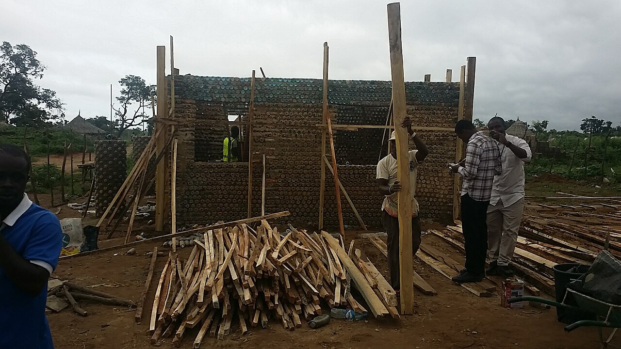 maison en construction utilisant des bouteilles en plastique recyclées maison en construction utilisant des bouteilles en plastique recyclées