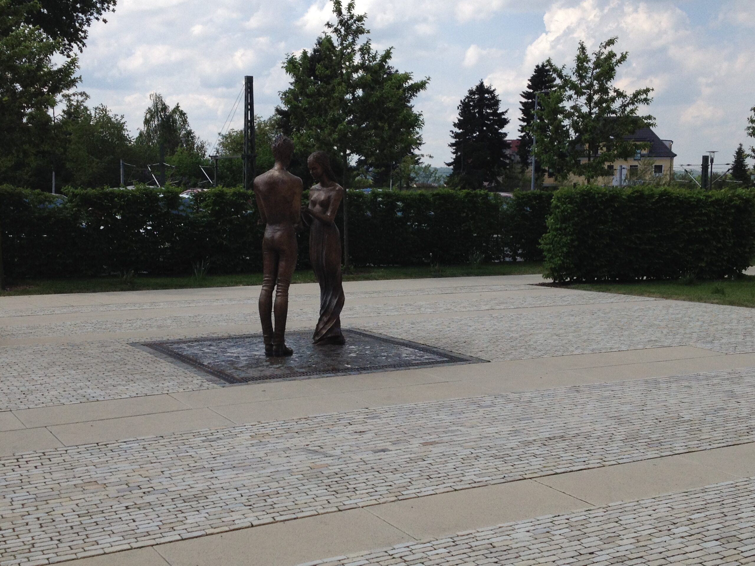Liebespaar, sculpture-fontaine de Małgorzata Chodakowska à Radebeul Le couple sculpté de la fontaine Liebespaar dans le jardin des mariages de Radebeul