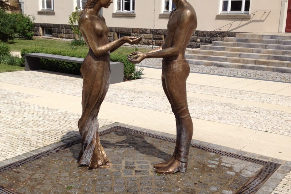 Les sculptures-fontaines de Małgorzata Chodakowska prennent vie avec l’eau malgorzata chodakowska fontaine liebespaar radebeul 2 Vue rapprochée des figures sculptées de la fontaine Liebespaar à Radebeul