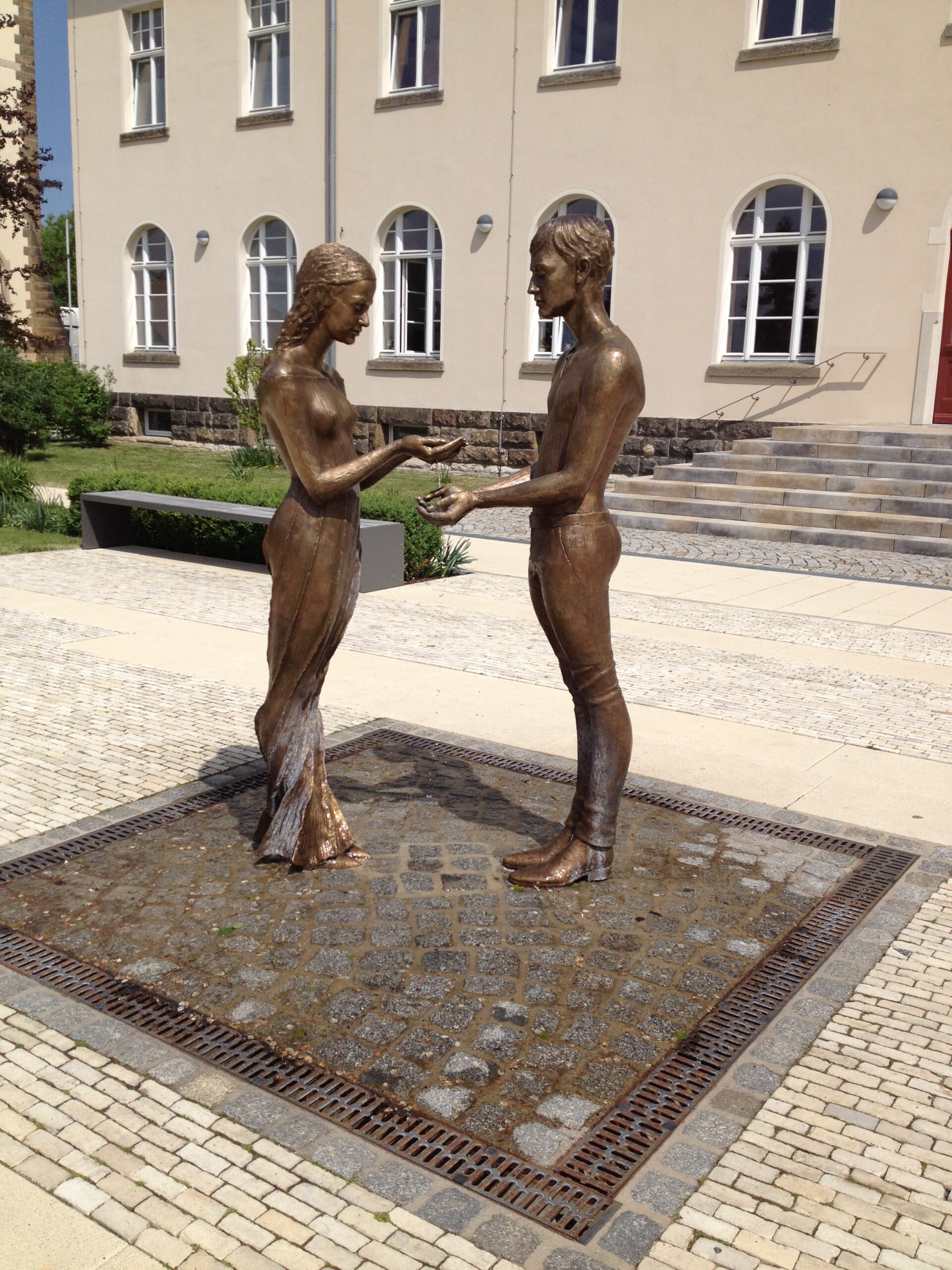 Les personnages de la fontaine Liebespaar à Radebeul Vue rapprochée des figures sculptées de la fontaine Liebespaar à Radebeul