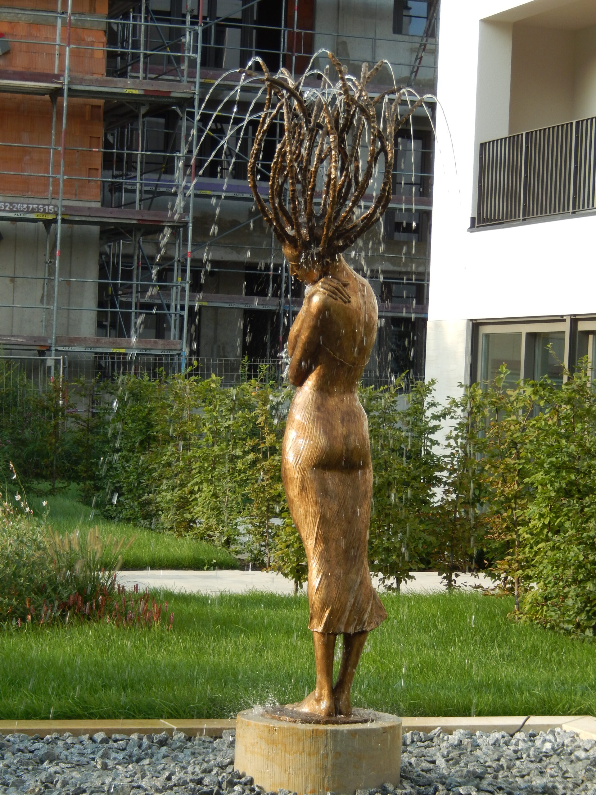 Primavera II, sculpture-fontaine de Małgorzata Chodakowska à Dresde Primavera II, sculpture-fontaine de Małgorzata Chodakowska photographiée à Dresde