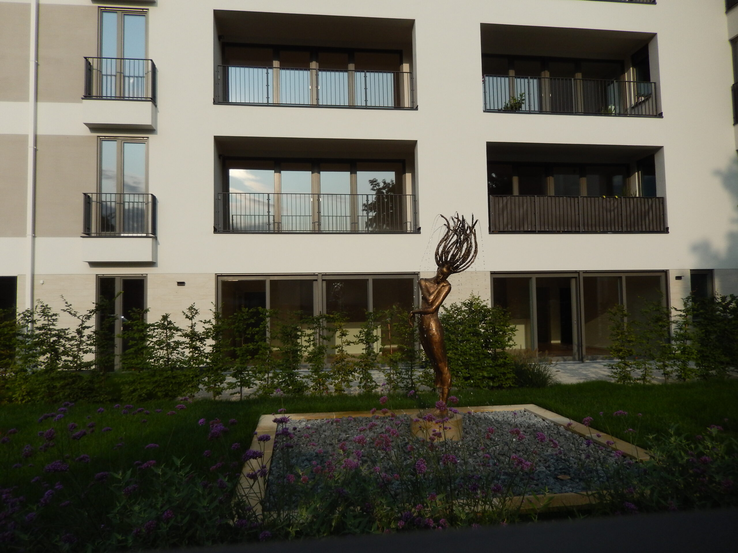 La fontaine Primavera II de Małgorzata Chodakowska vue sous un autre angle Vue de Primavera II et de ses jets d’eau dans la Bergstraße à Dresde