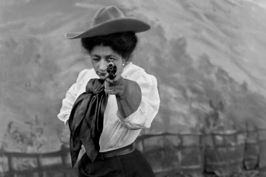 May Lillie, célèbre tireuse du Far West, vers 1905
