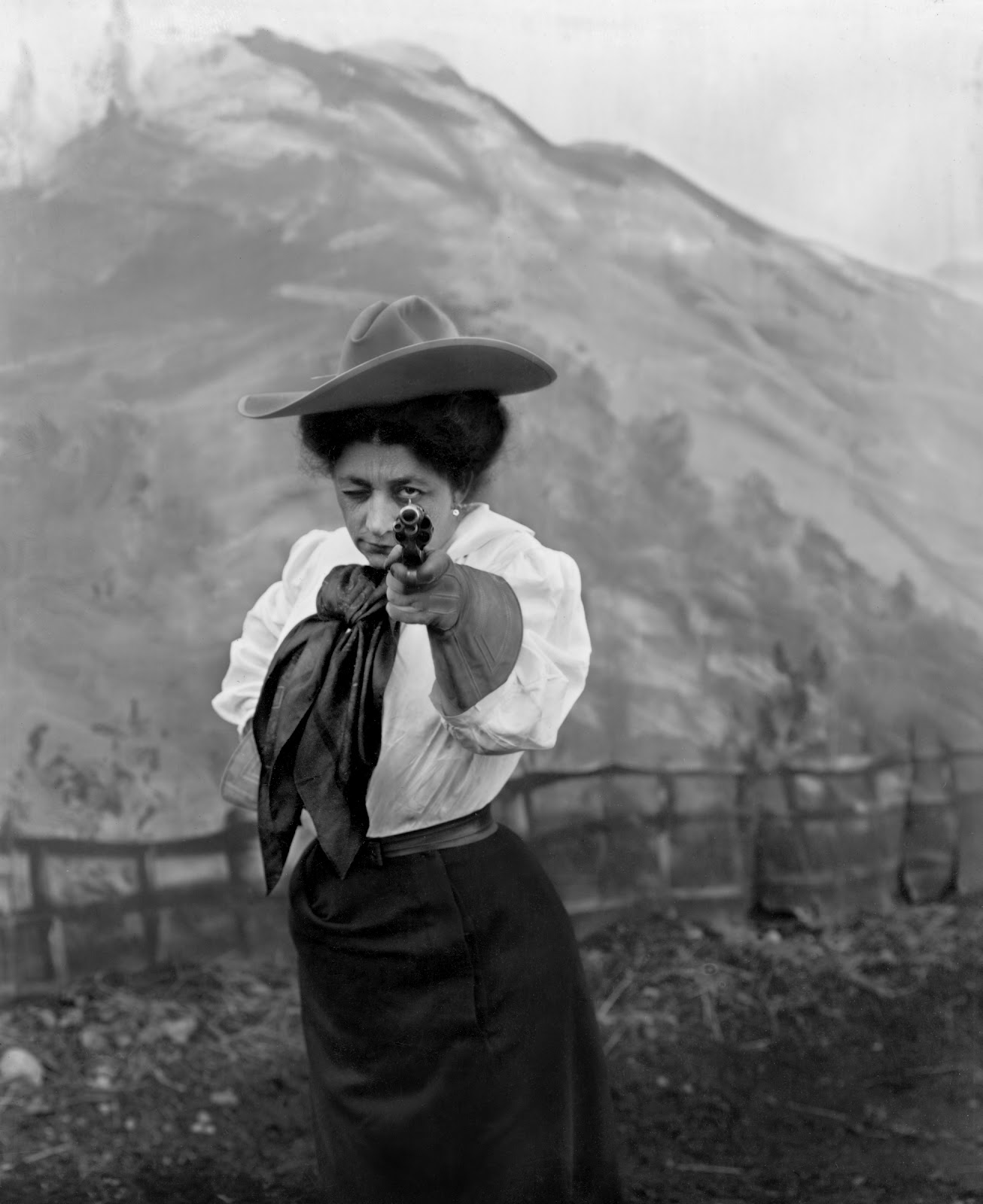 May Lillie, célèbre tireuse du Far West, vers 1905 May Lillie, célèbre tireuse du Far West, vers 1905