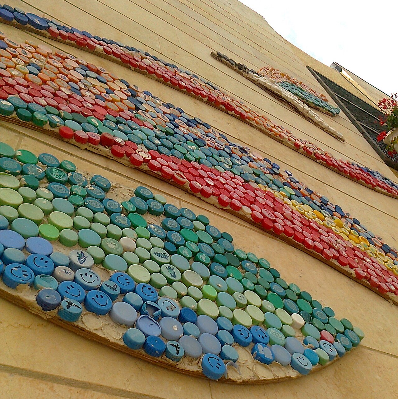 mosaïque réalisée avec des bouchons de bouteilles colorés mosaïque réalisée avec des bouchons de bouteilles colorés