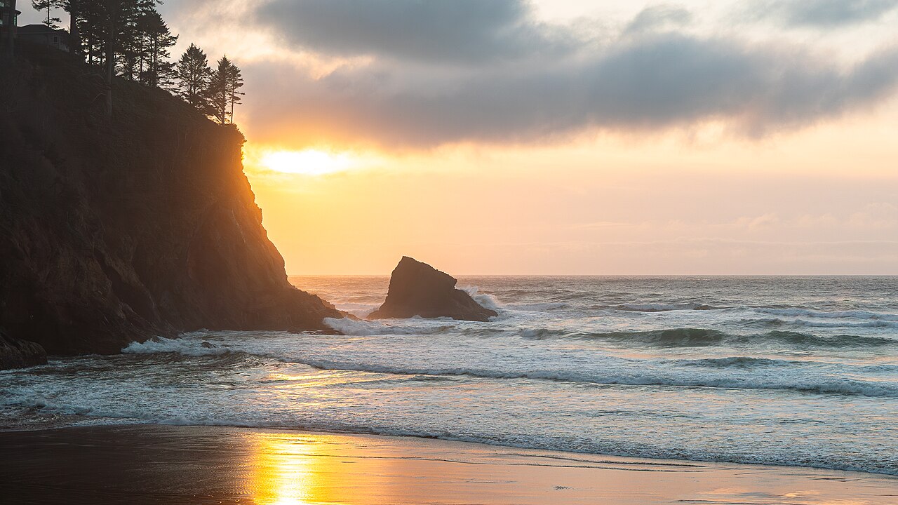 Coucher de soleil sur Neskowin Beach en Oregon Coucher de soleil hivernal sur Neskowin Beach dans l’Oregon