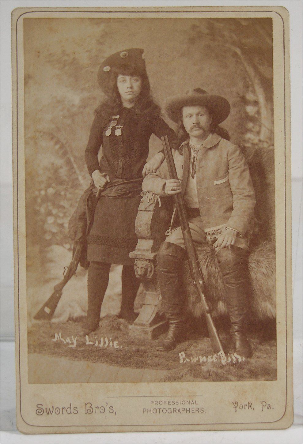 Pawnee Bill et May Lillie vers 1889 Pawnee Bill et May Lillie vers 1889
