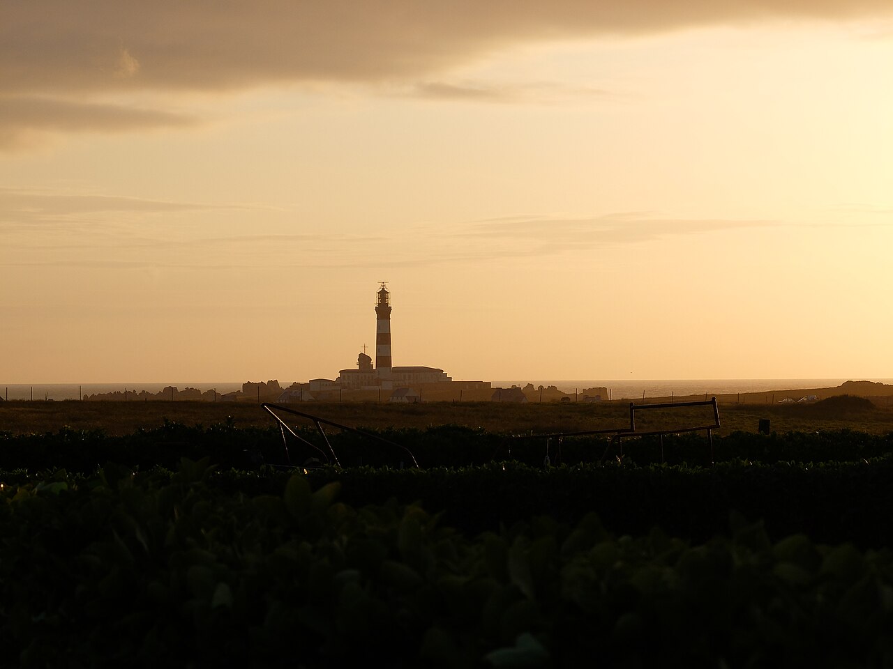 phare creach coucher soleil Coucher de soleil derrière le phare du Créac’h à Ouessant