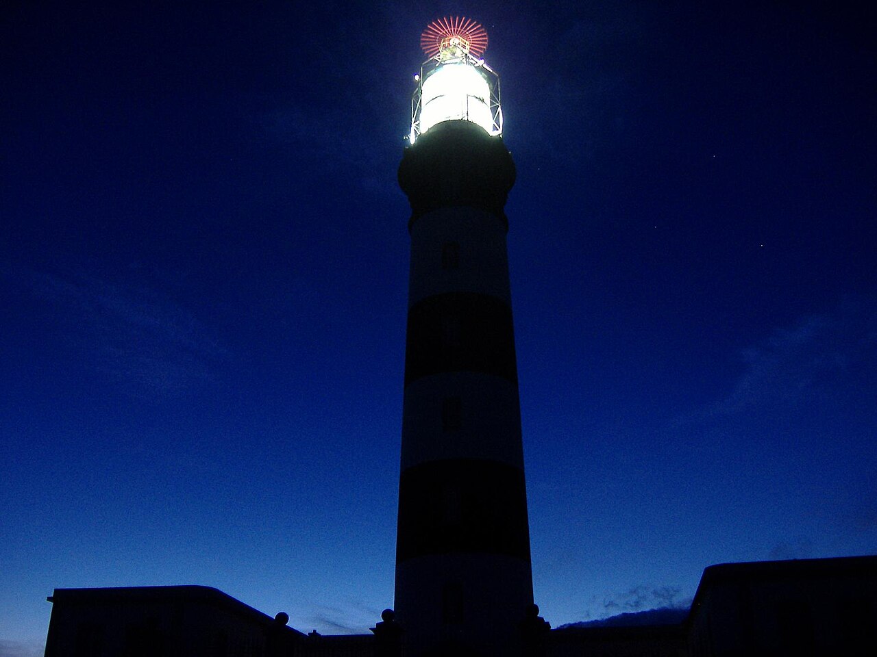 phare du creach nuit ouessant Phare du Créac’h allumé de nuit à Ouessant