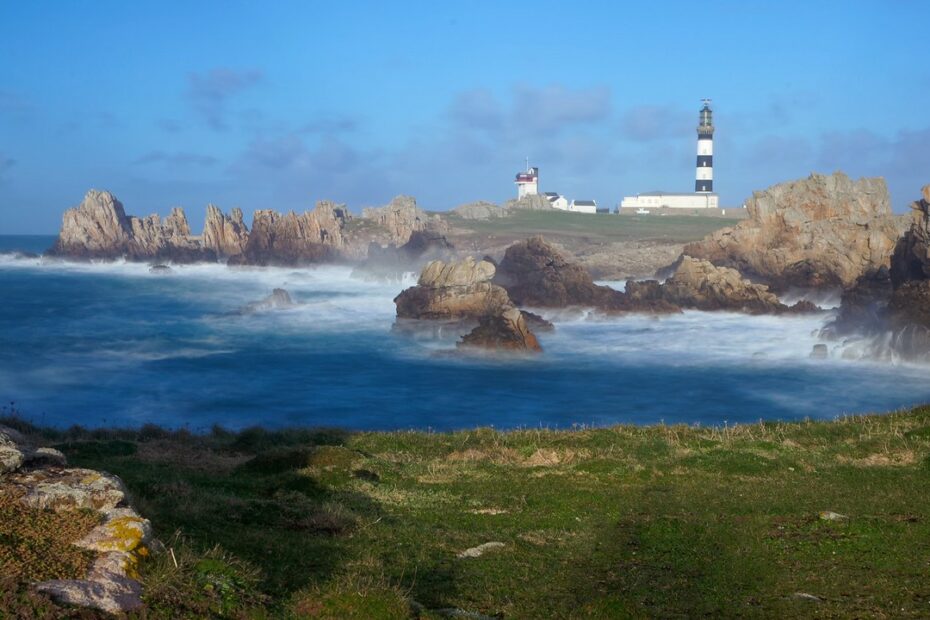 Phare du Créac’h à Ouessant sous un ciel bleu