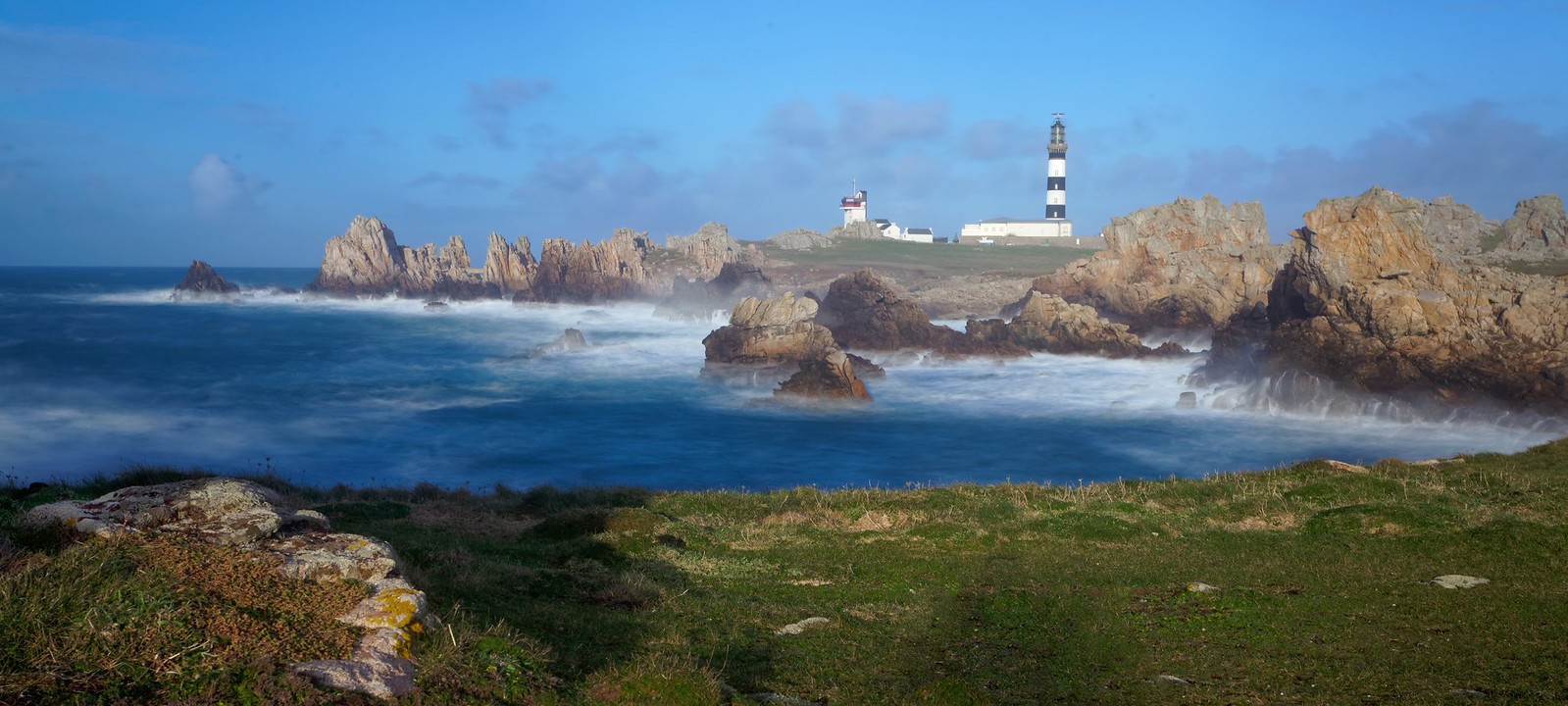 phare du creach ouessant Phare du Créac’h à Ouessant sous un ciel bleu