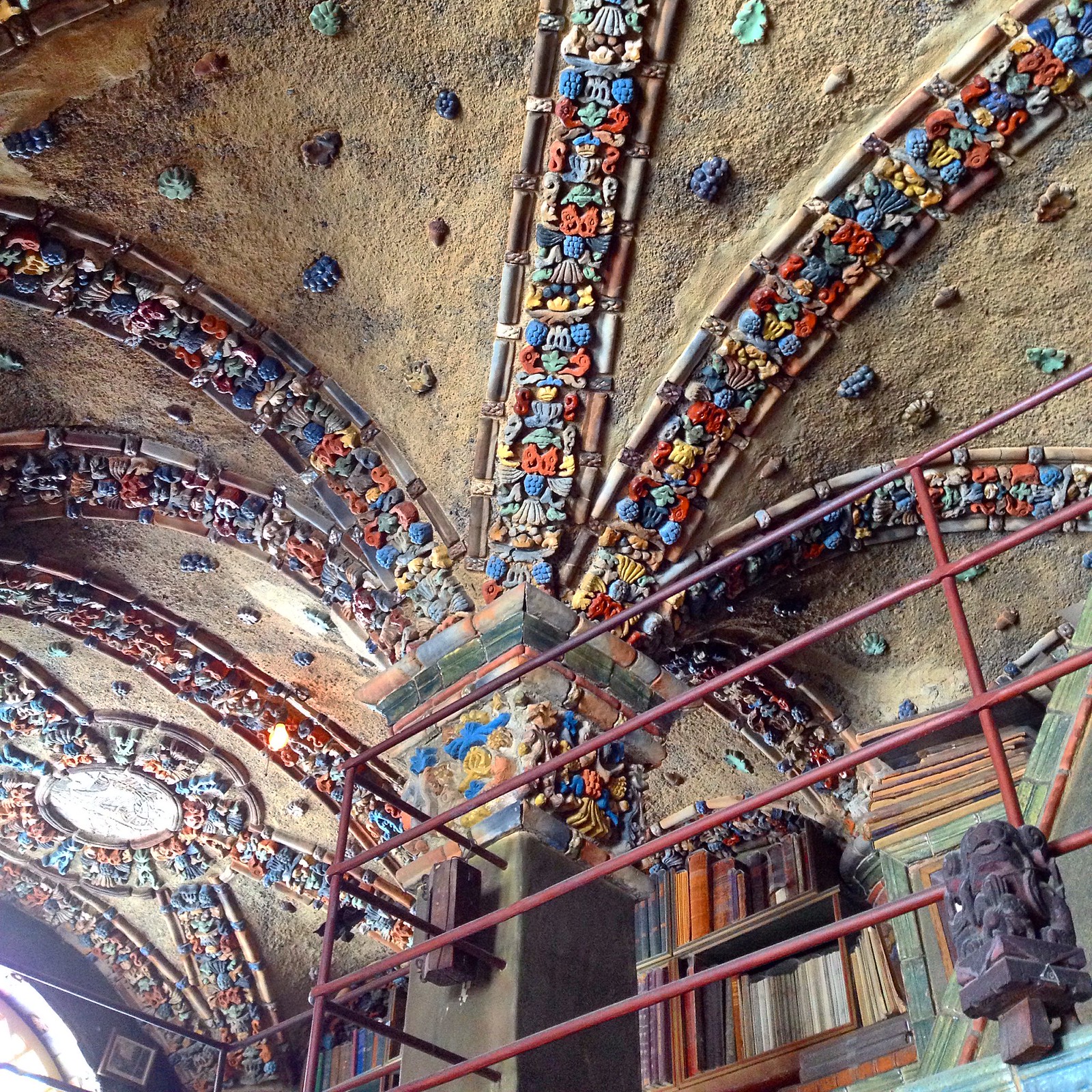 Plafond décoré de carreaux de céramique à Fonthill Castle plafond de Fonthill Castle décoré de carreaux de céramique colorés