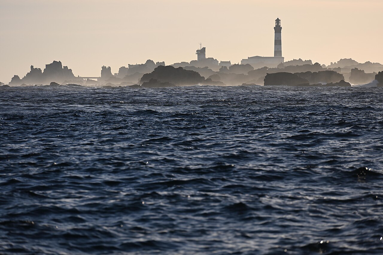 pointe pern phare creach ouessant Pointe de Pern à Ouessant avec le phare du Créac’h en arrière-plan