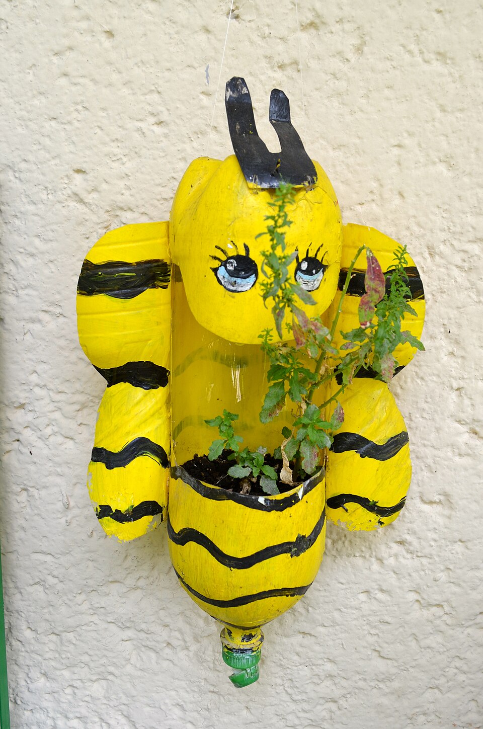 bouteille en plastique peinte en abeille et transformée en pot de fleurs bouteille en plastique peinte en abeille et transformée en pot de fleurs
