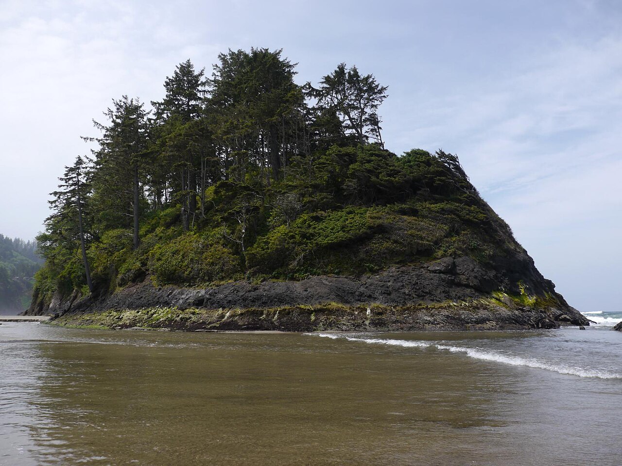 Proposal Rock à Neskowin dans l'Oregon Proposal Rock devant la plage de Neskowin sur la côte de l'Oregon