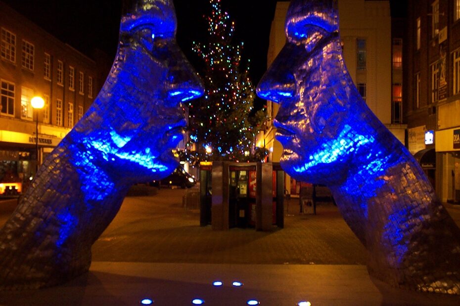 Reflections of Bedford : deux visages géants en acier se fixent au cœur de l’Angleterre reflections of bedford nuit Reflections of Bedford illuminée en bleu la nuit à Bedford