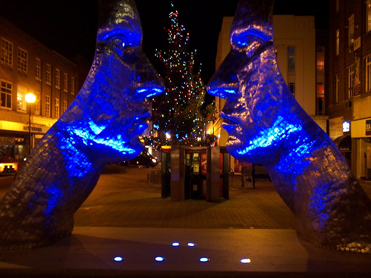 Reflections of Bedford illuminée en bleu la nuit à Bedford Reflections of Bedford illuminée en bleu la nuit à Bedford