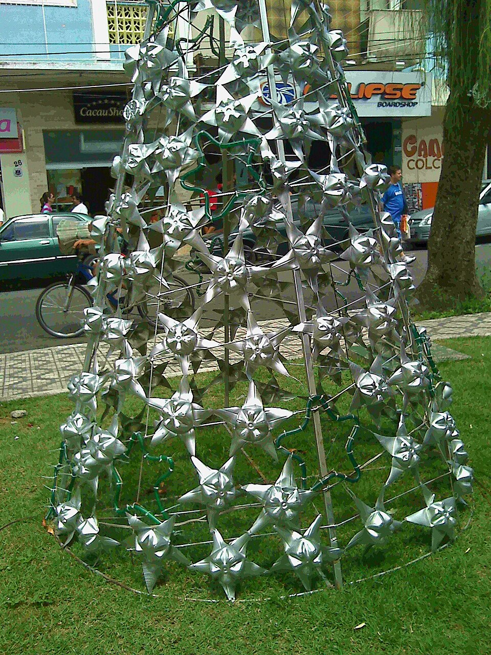 sapin de Noël fabriqué avec des bouteilles en plastique recyclées sapin de Noël fabriqué avec des bouteilles en plastique recyclées