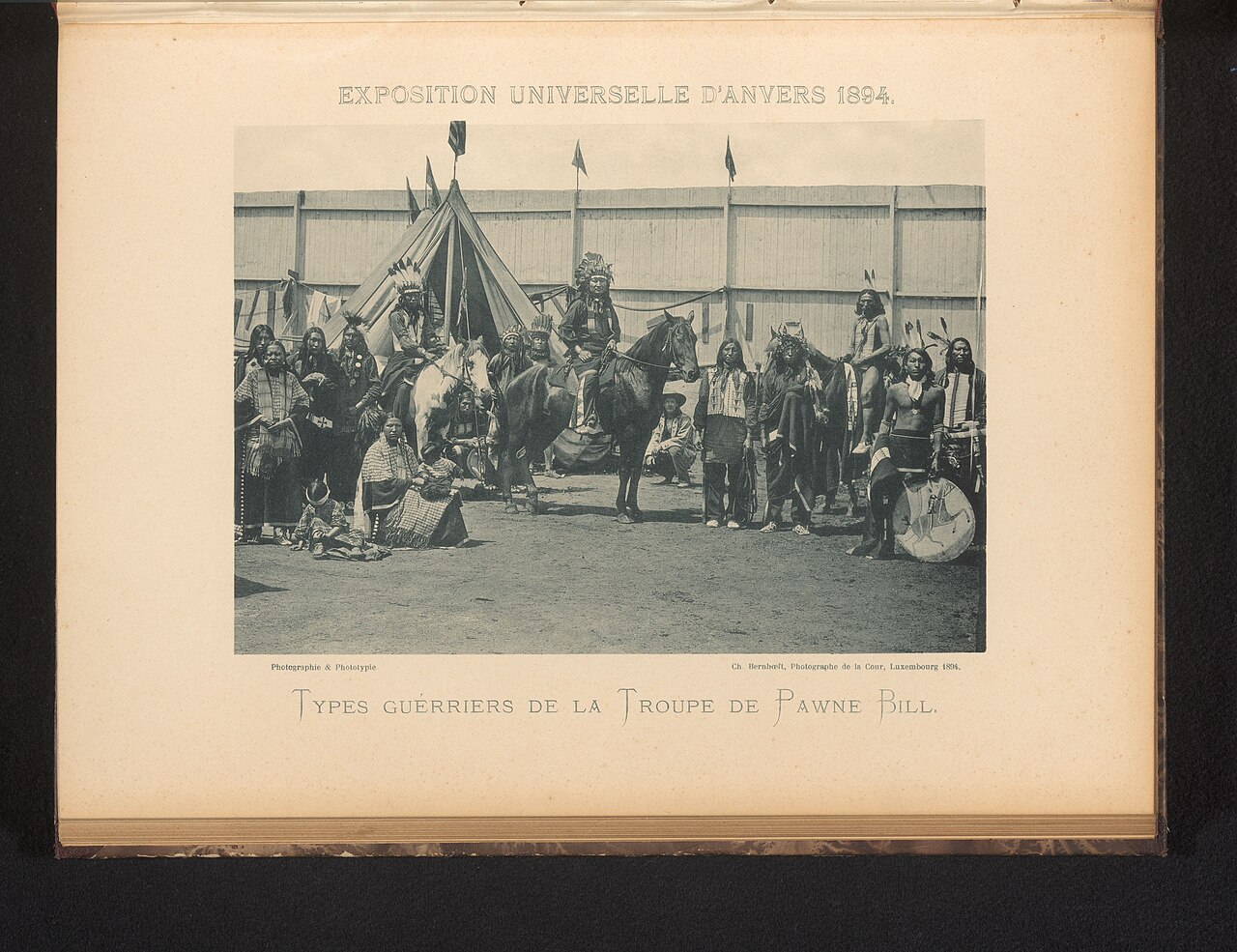 Membres de la troupe de Pawnee Bill à l'Exposition universelle d'Anvers en 1894 Membres de la troupe de Pawnee Bill à l'Exposition universelle d'Anvers en 1894