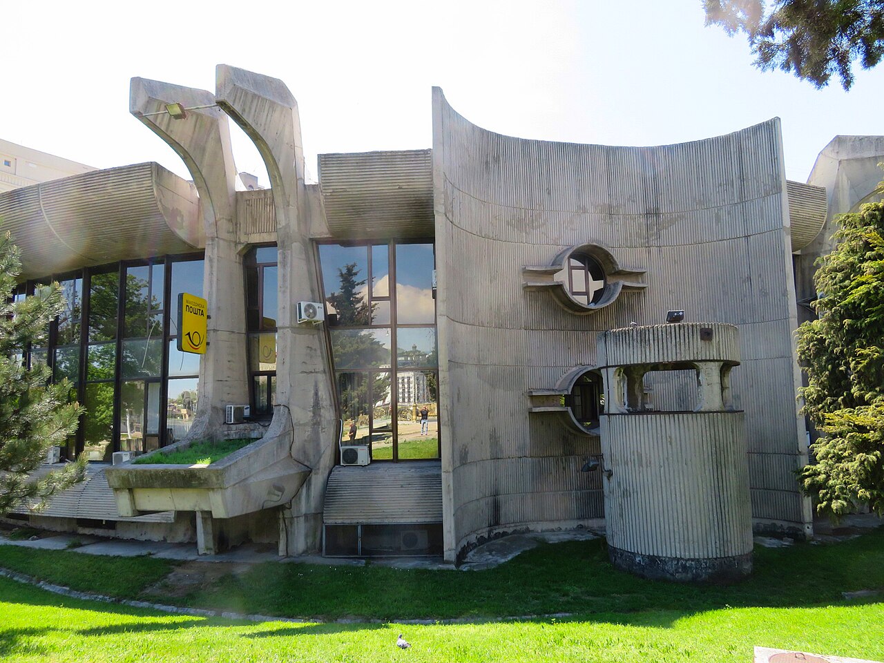 centre telecommunications skopje brutalisme Siège de la poste de Skopje, ensemble architectural brutaliste conçu par Janko Konstantinov.