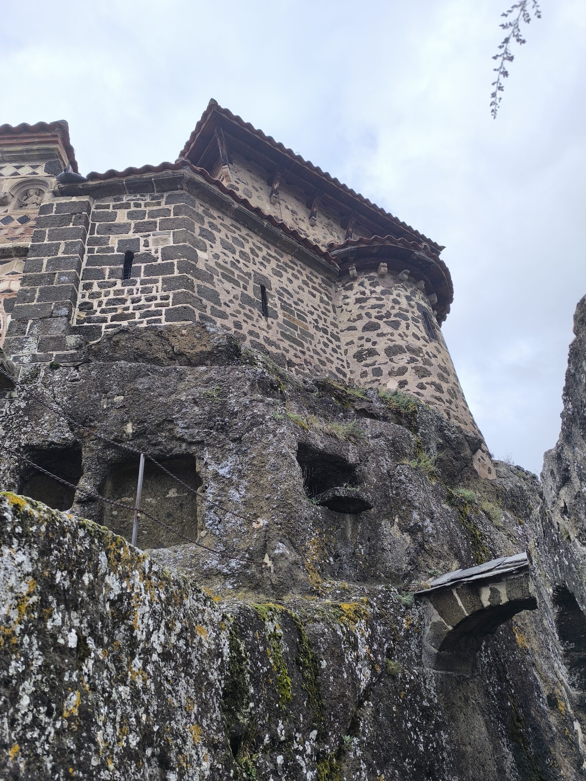 chapelle saint michel aiguilhe construction rocher Murs de la chapelle Saint-Michel d'Aiguilhe construits directement au bord de la roche volcanique