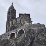 Chapelle Saint-Michel d'Aiguilhe vue en contre-plongée avec son clocher et ses arcades bâties sur le rocher volcanique