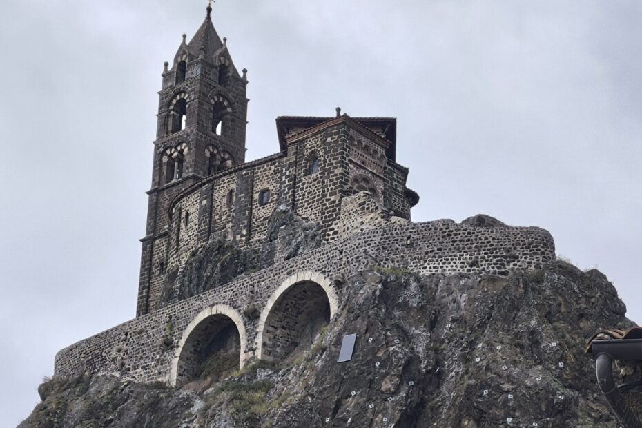 Chapelle Saint-Michel d'Aiguilhe vue en contre-plongée avec son clocher et ses arcades bâties sur le rocher volcanique