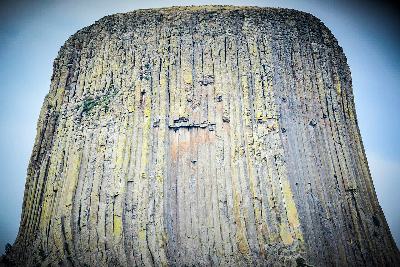 devils tower colonnes phonolite Détail des immenses colonnes polygonales de Devils Tower