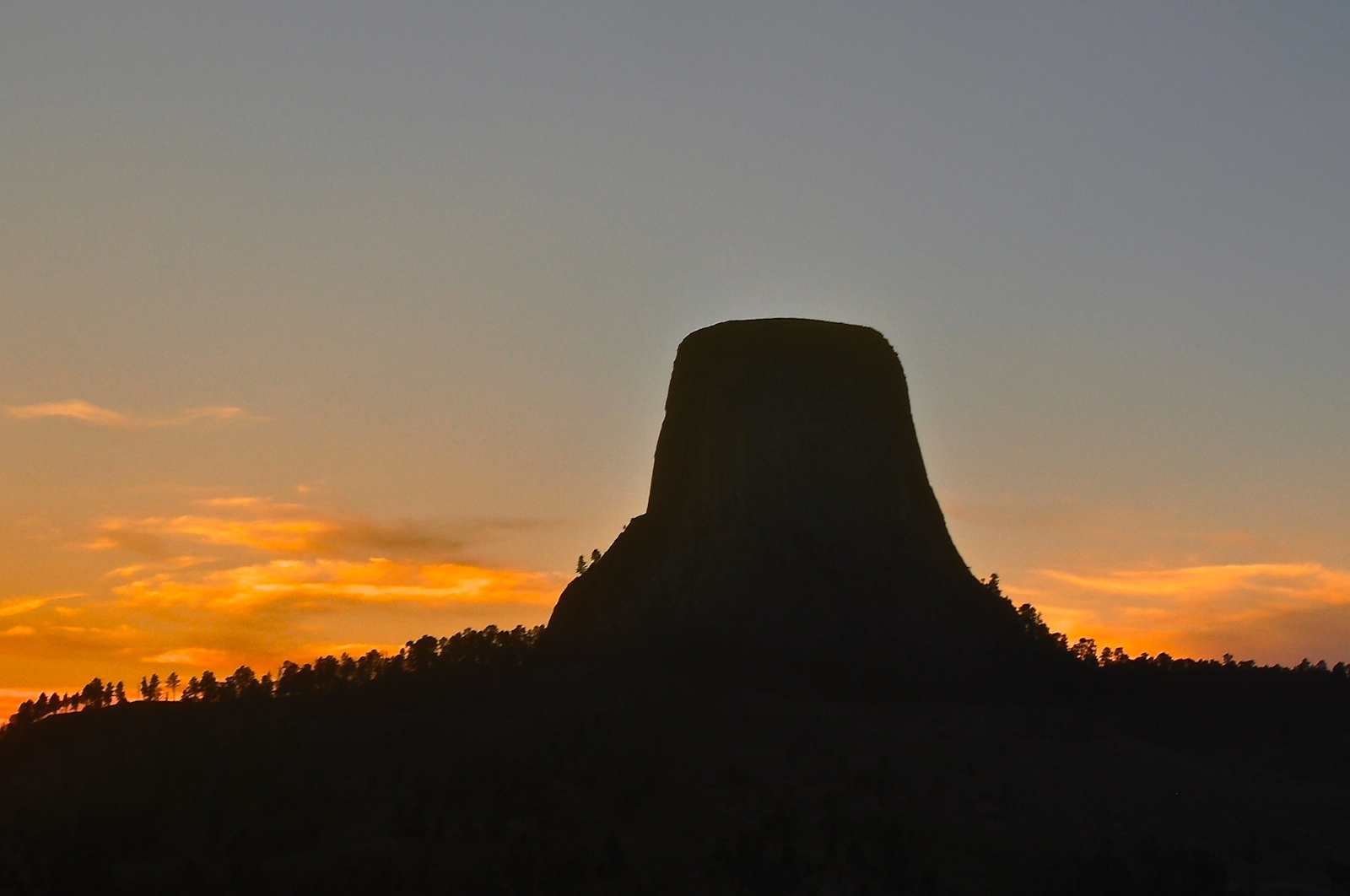 devils tower lumiere crepusculaire Devils Tower dans une lumière de lever ou coucher de soleil
