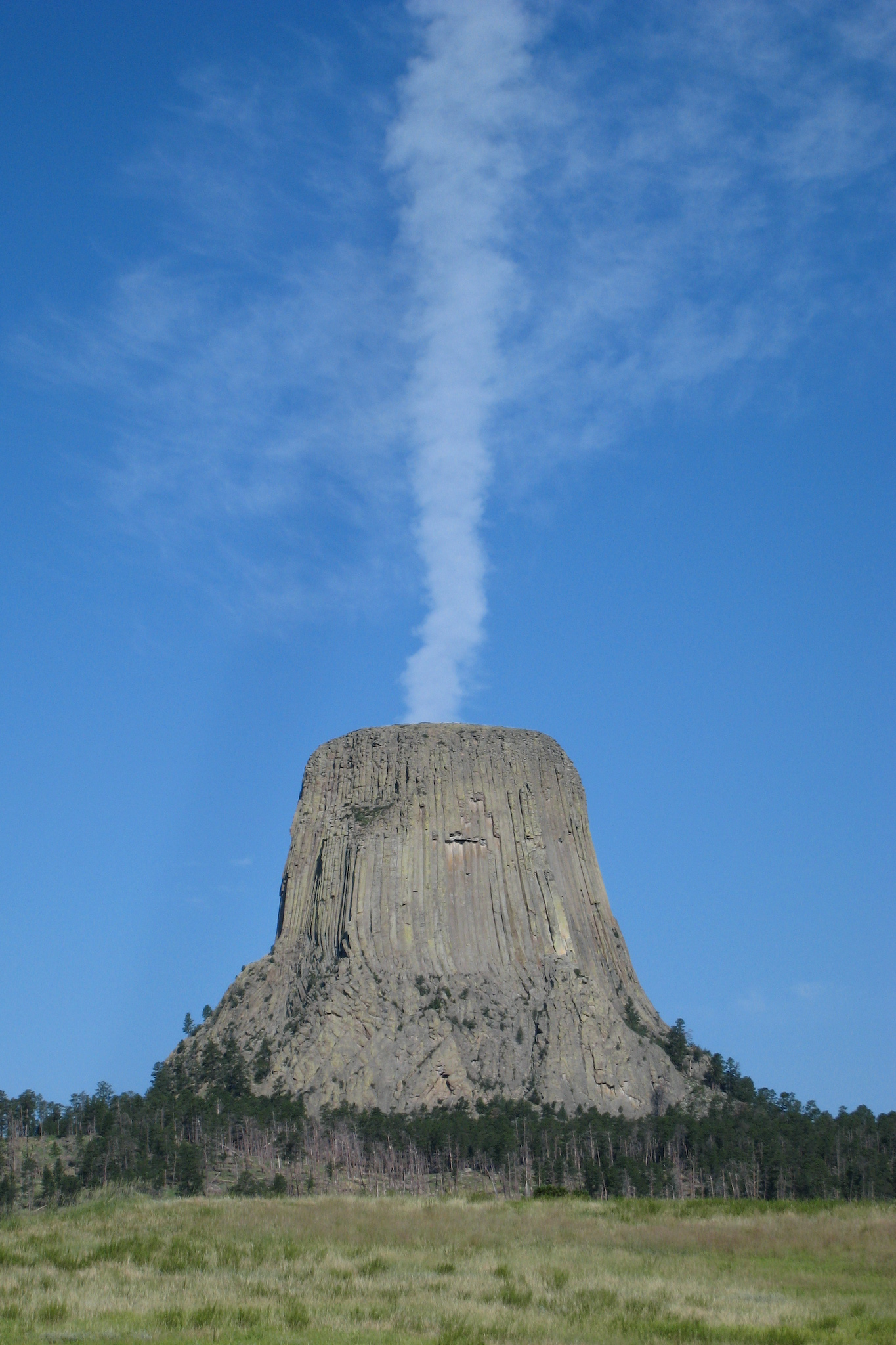 devils tower nuage sommet Devils Tower avec un nuage semblant s’échapper de son sommet