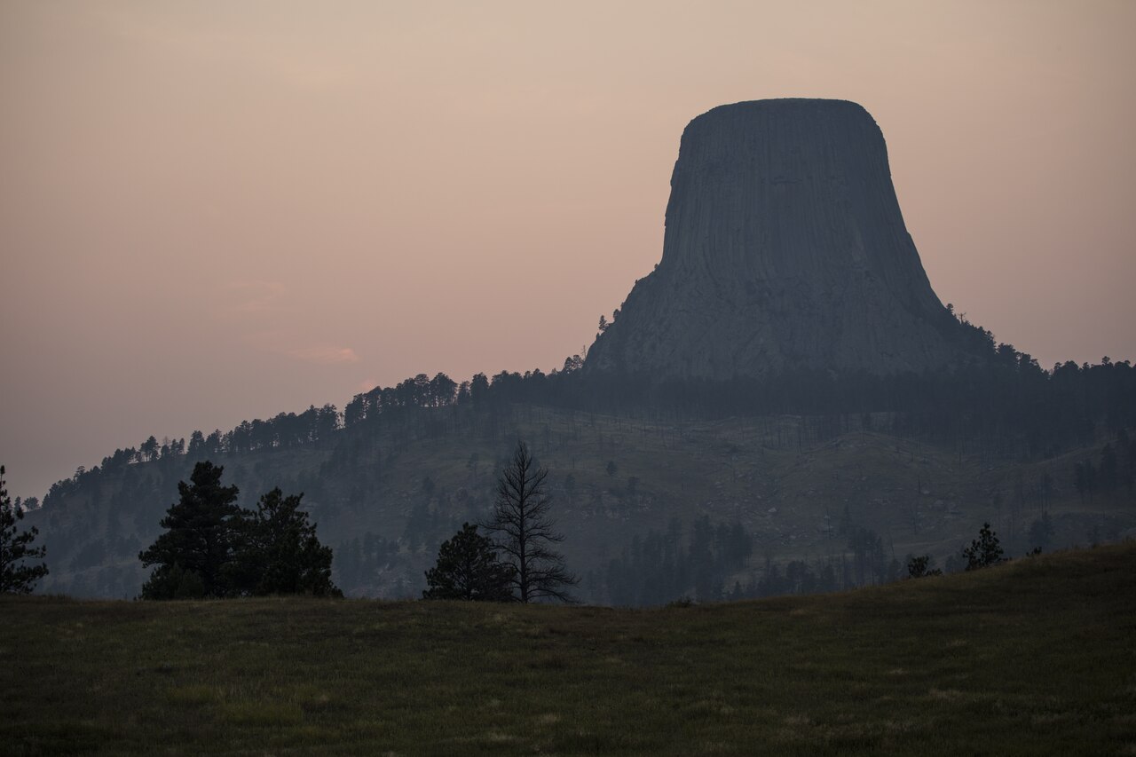 devils tower wyoming bear lodge Devils Tower dominant les forêts et prairies du Wyoming
