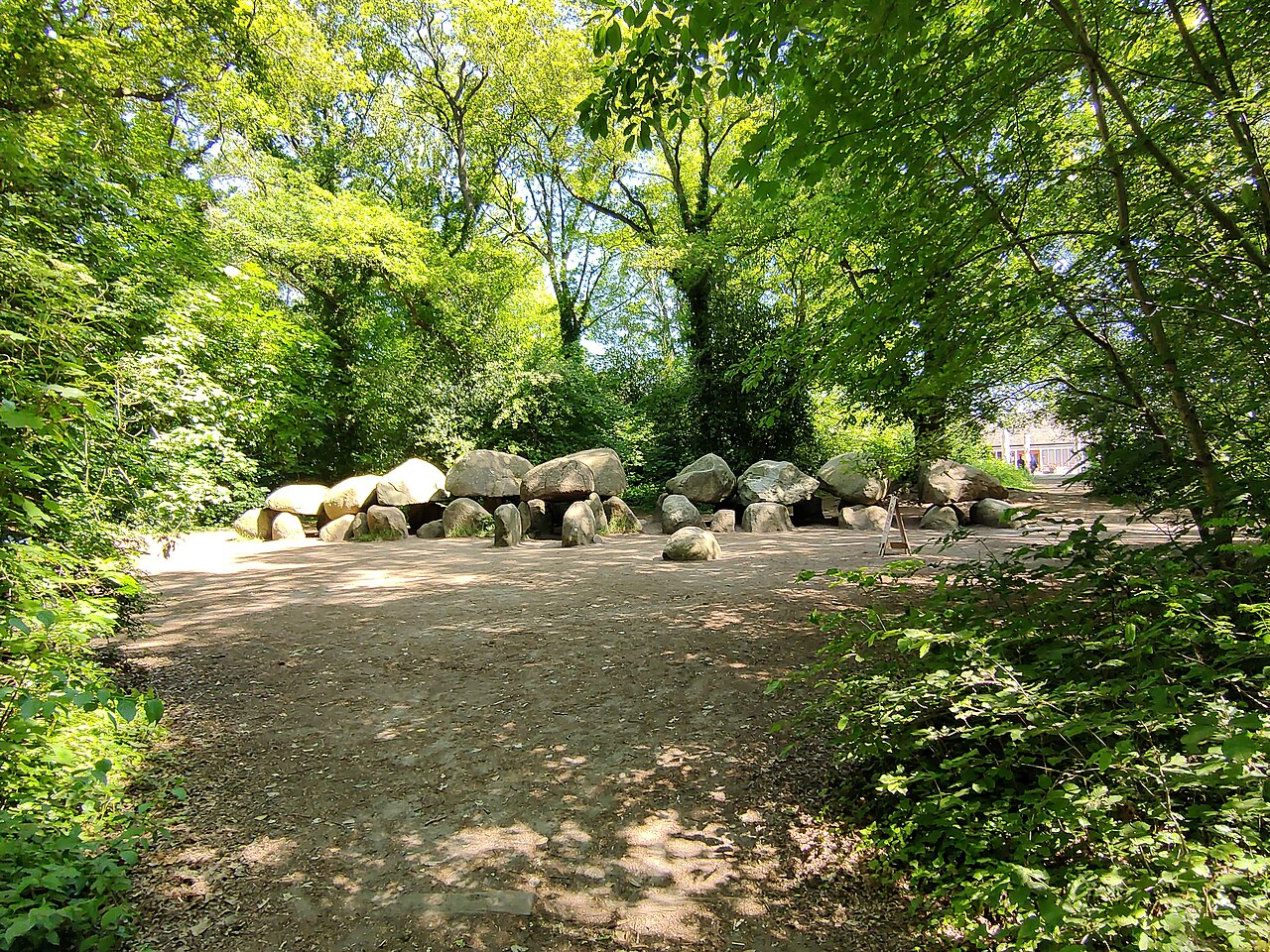 dolmen geant borger Les énormes pierres dressées et dalles de couverture du Hunebed D27 à Borger