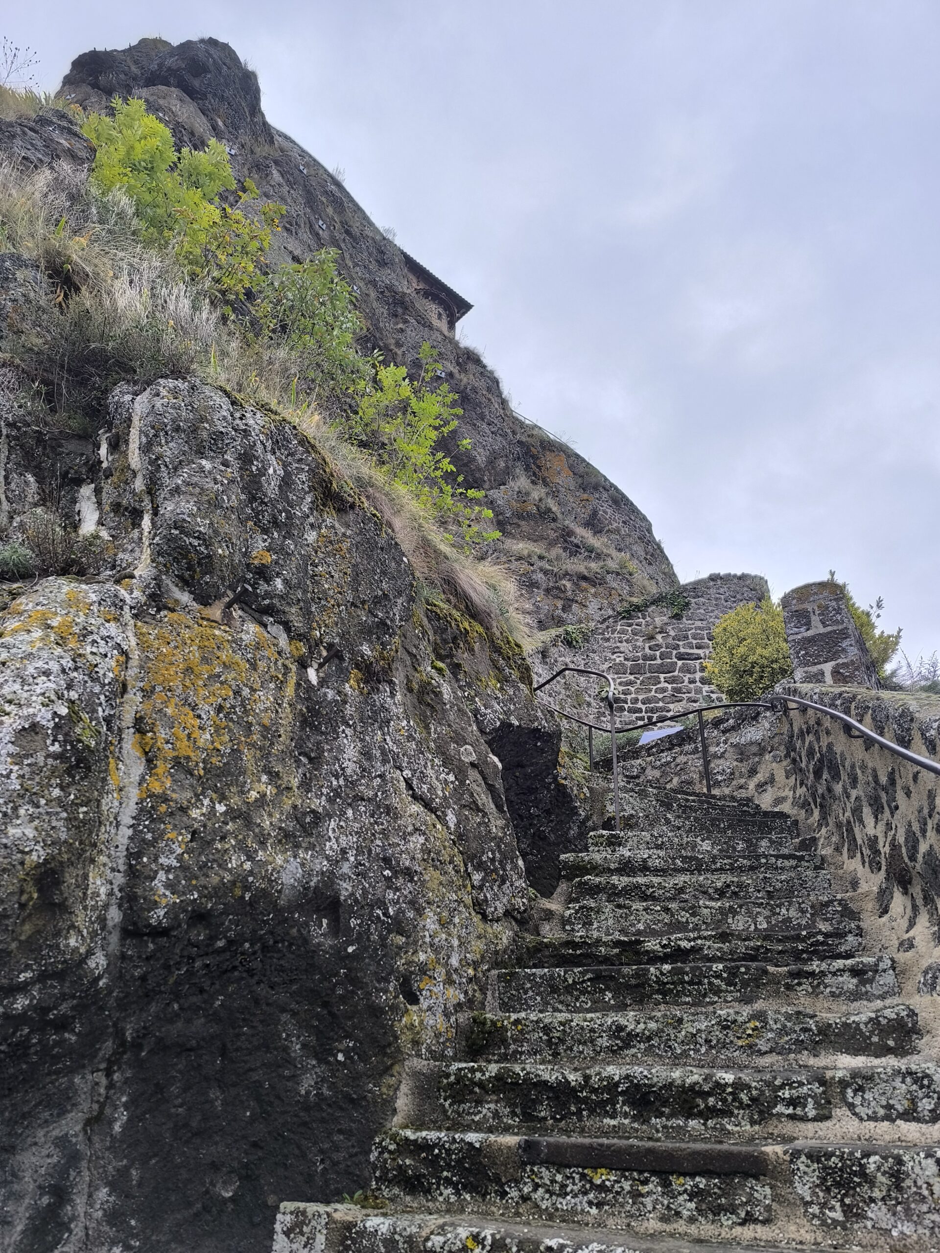 escalier rocher saint michel aiguilhe Escalier de pierre montant le long du rocher volcanique Saint-Michel d'Aiguilhe