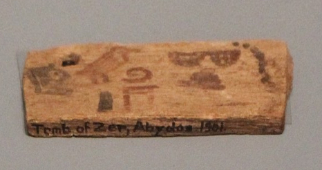 etiquette tombe djer abydos Étiquette provenant de la tombe du roi Djer à Abydos
