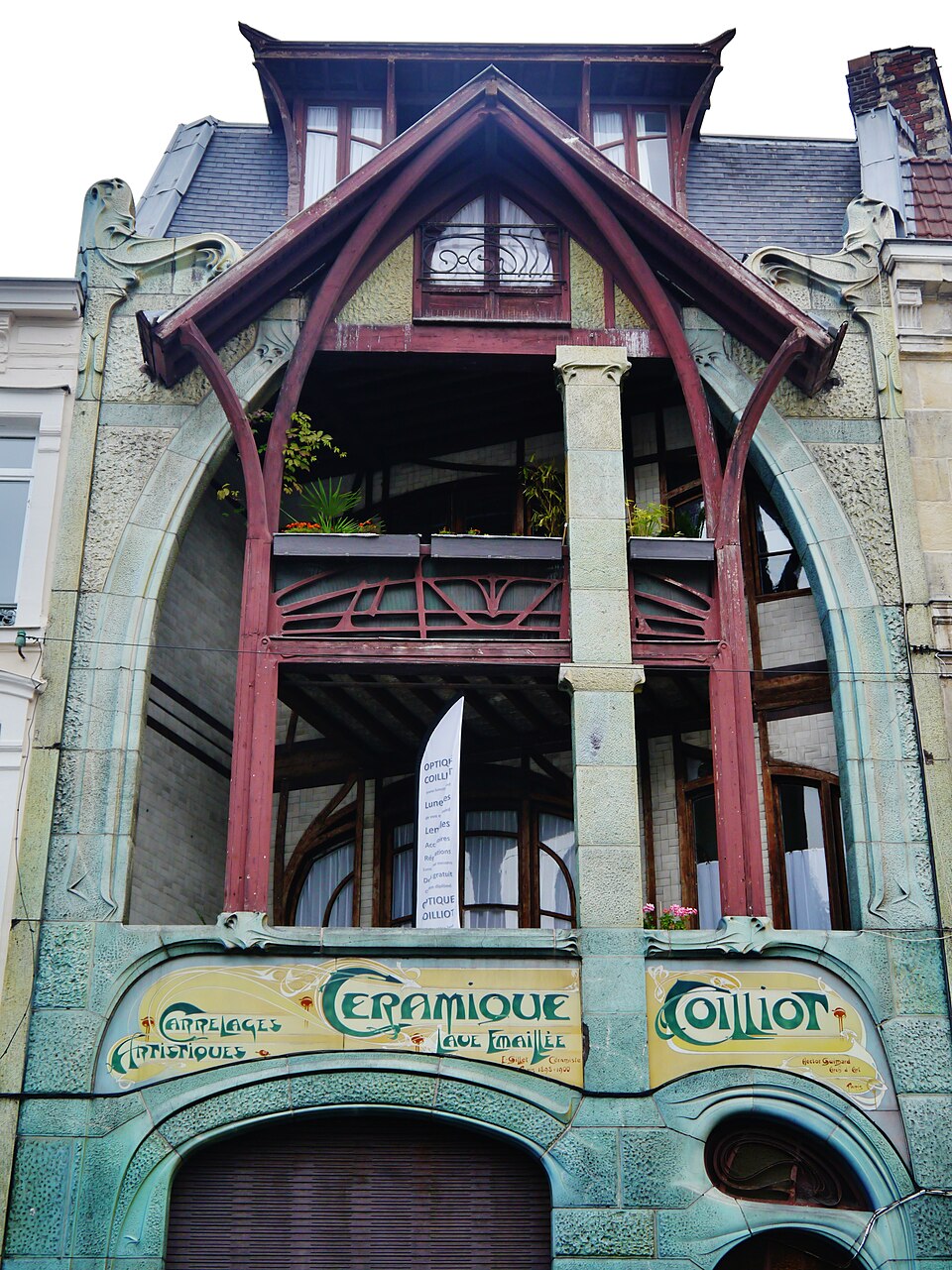 Façade de la Maison Coilliot à Lille Vue verticale de la façade asymétrique de la Maison Coilliot à Lille conçue par Hector Guimard