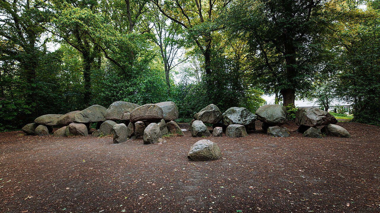 hunebed d27 borger domen pays bas Le Hunebed D27, immense dolmen préhistorique de 22,6 mètres à Borger aux Pays-Bas