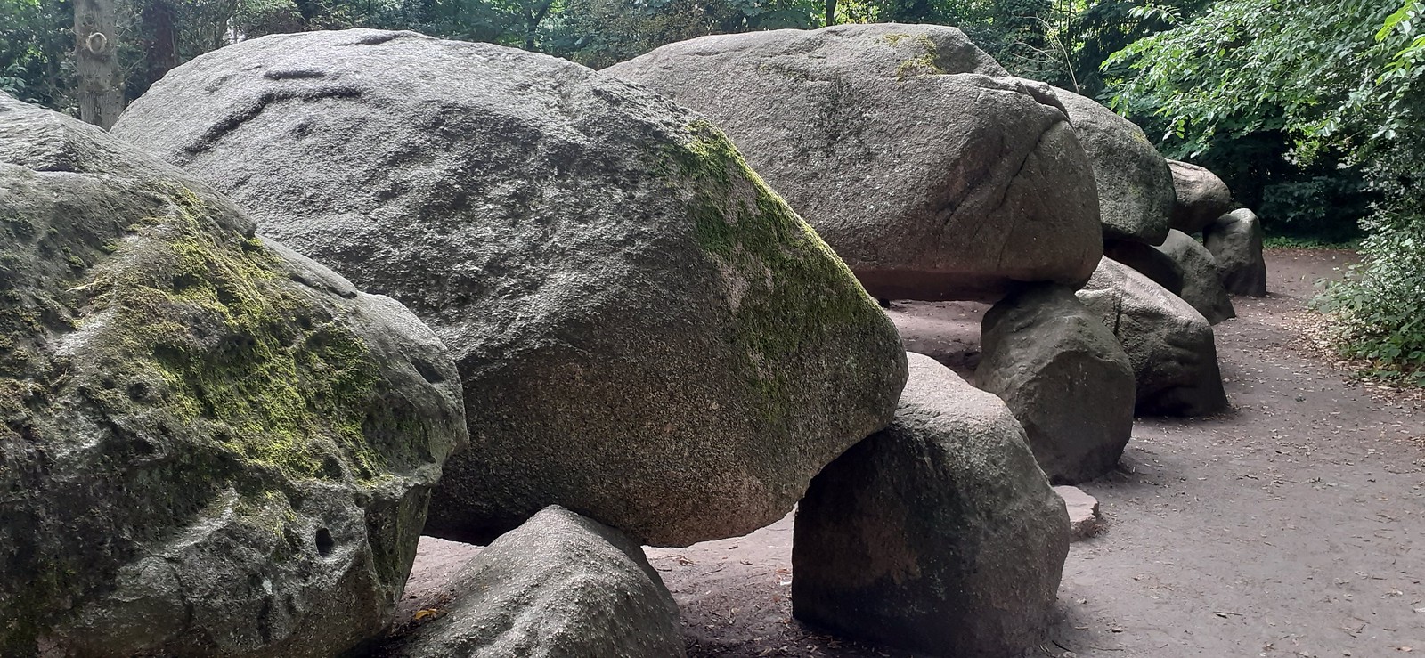 hunebed d27 borger pays bas Vue panoramique du Hunebed D27, le plus grand dolmen des Pays-Bas, à Borger