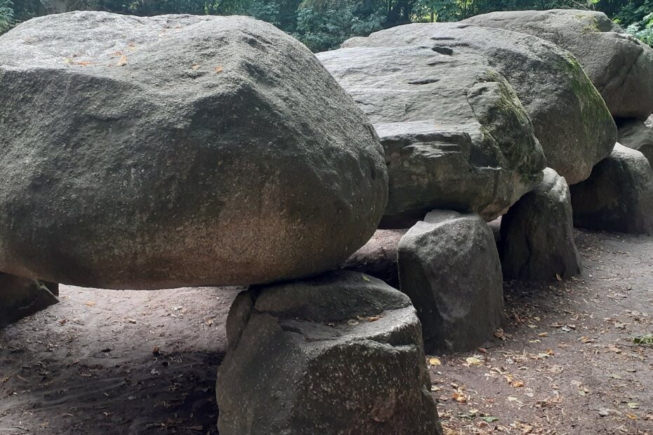 Vue du Hunebed D27, le plus grand dolmen des Pays-Bas, situé à Borger.