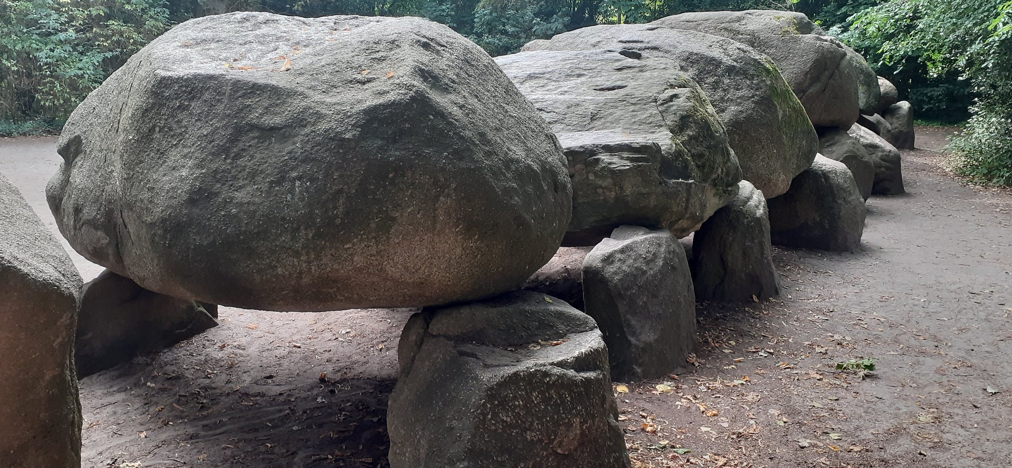 hunebed d27 dolmen geant borger Vue du Hunebed D27, le plus grand dolmen des Pays-Bas, situé à Borger.