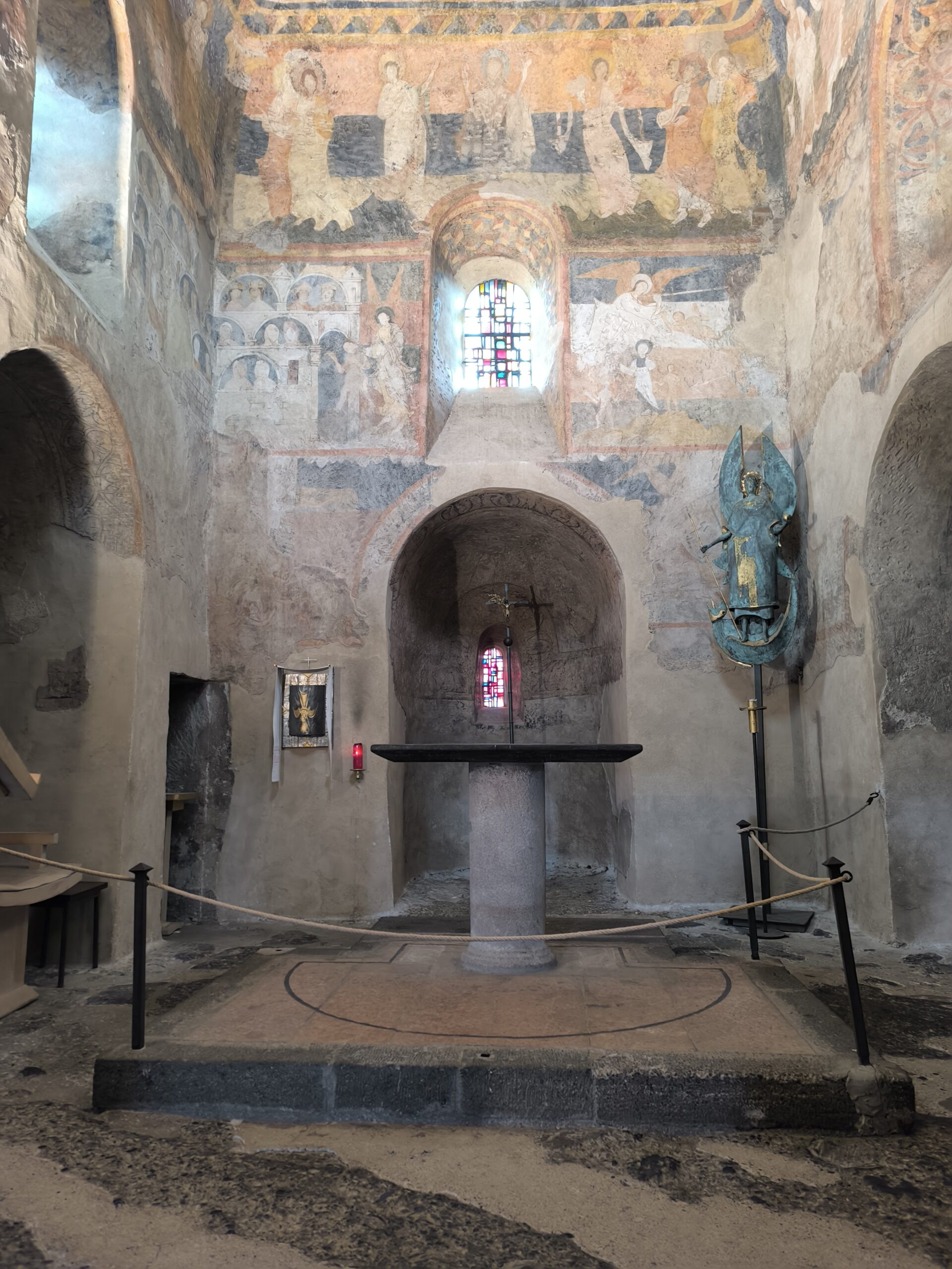 interieur chapelle saint michel aiguilhe peintures Intérieur de la chapelle Saint-Michel d'Aiguilhe avec son autel, ses voûtes et ses peintures murales médiévales