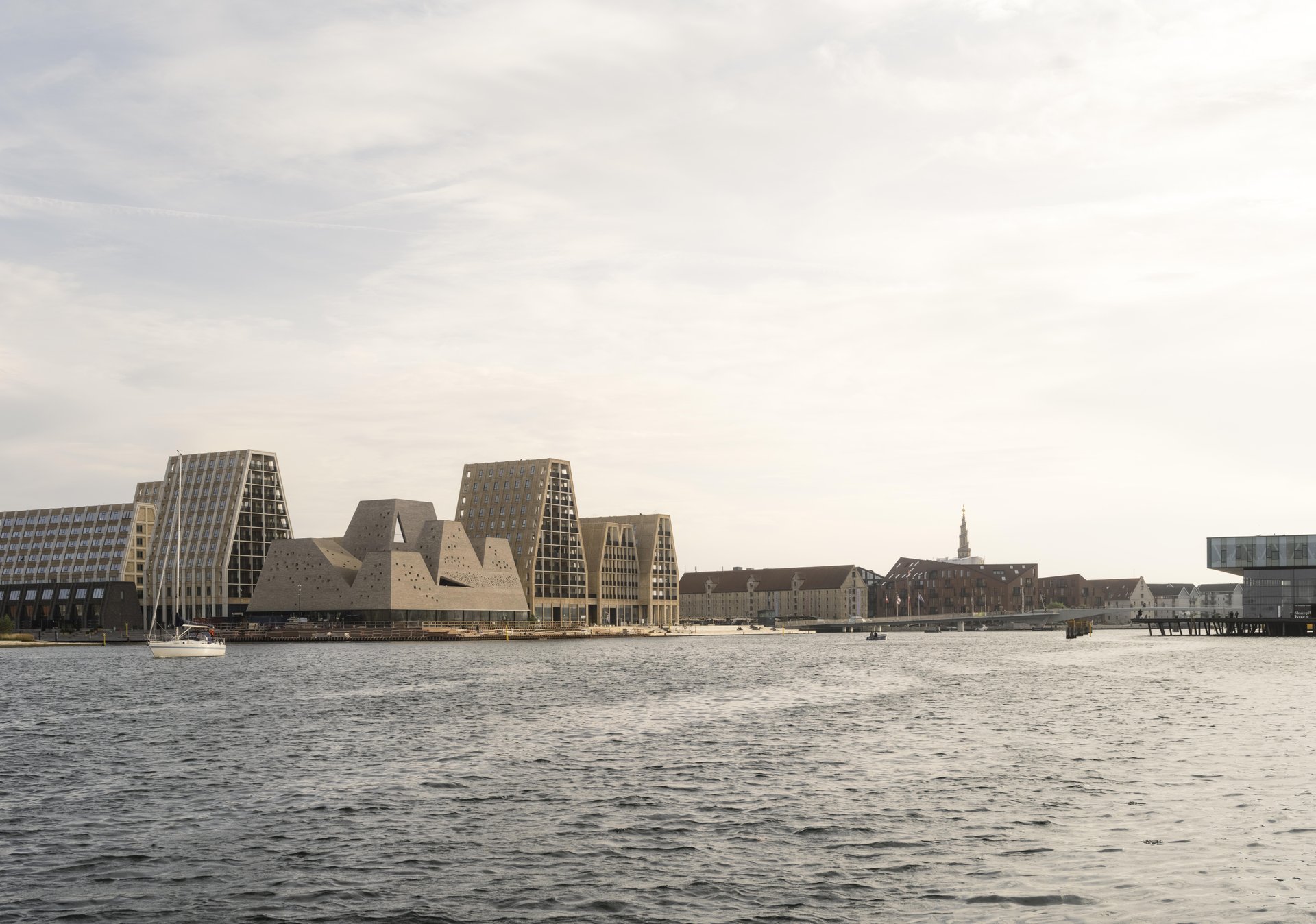 kai copenhague papiroeen port Vue du Water Culture House KAI et de ses cinq volumes de briques sur Papirøen, dans le port de Copenhague.