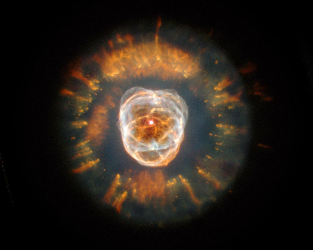 nebuleuse du lion ngc 2392 hubble NGC 2392 photographiée par Hubble en 2000, montrant sa bulle centrale blanche et bleutée entourée de filaments de gaz orangés.