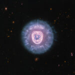La nébuleuse du Lion NGC 2392 photographiée en infrarouge par le télescope James Webb, avec son visage lumineux et sa crinière de gaz et de poussière.