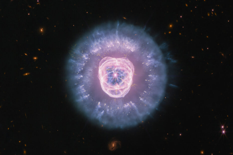 La nébuleuse du Lion NGC 2392 photographiée en infrarouge par le télescope James Webb, avec son visage lumineux et sa crinière de gaz et de poussière.
