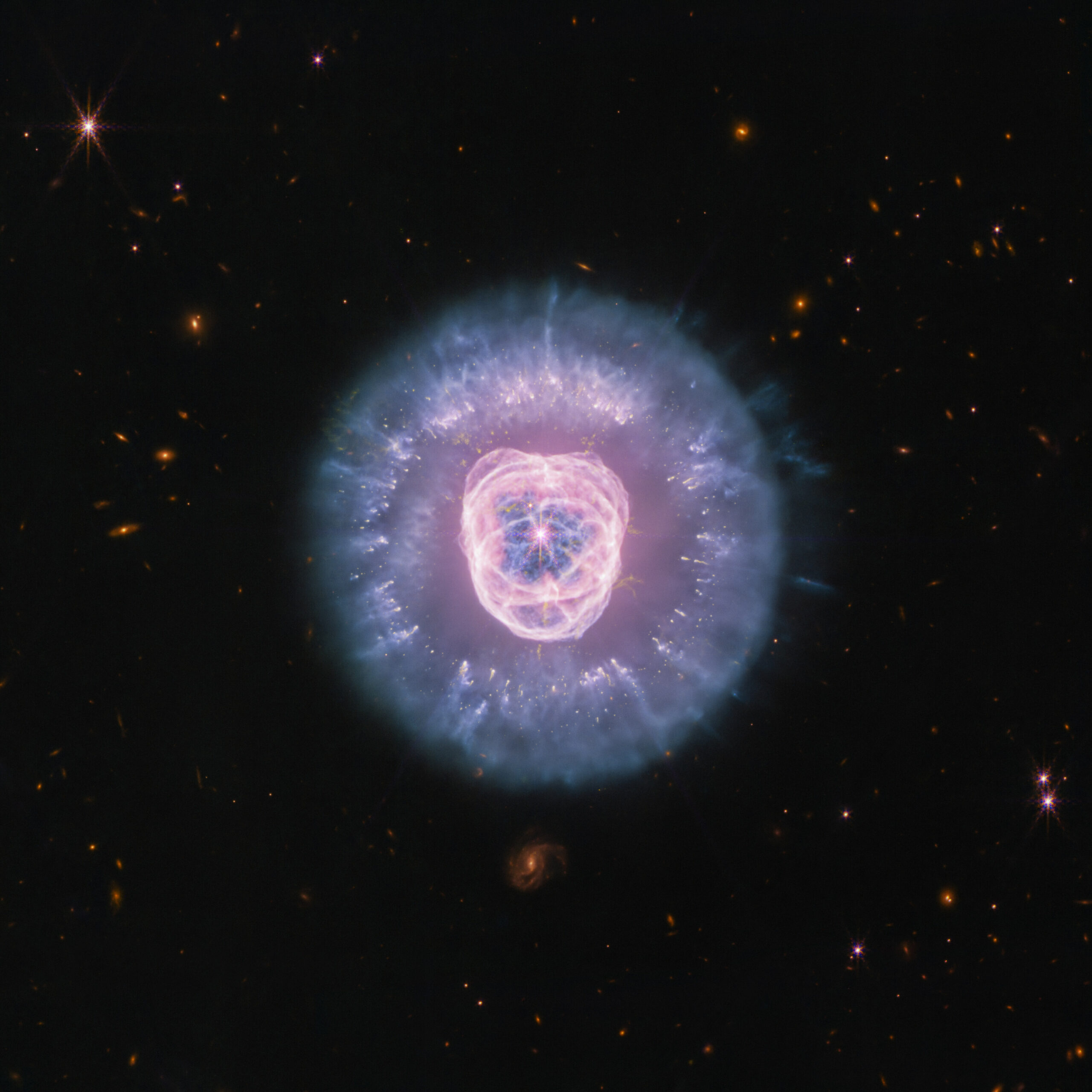 nebuleuse du lion ngc 2392 james webb La nébuleuse du Lion NGC 2392 photographiée en infrarouge par le télescope James Webb, avec son visage lumineux et sa crinière de gaz et de poussière.