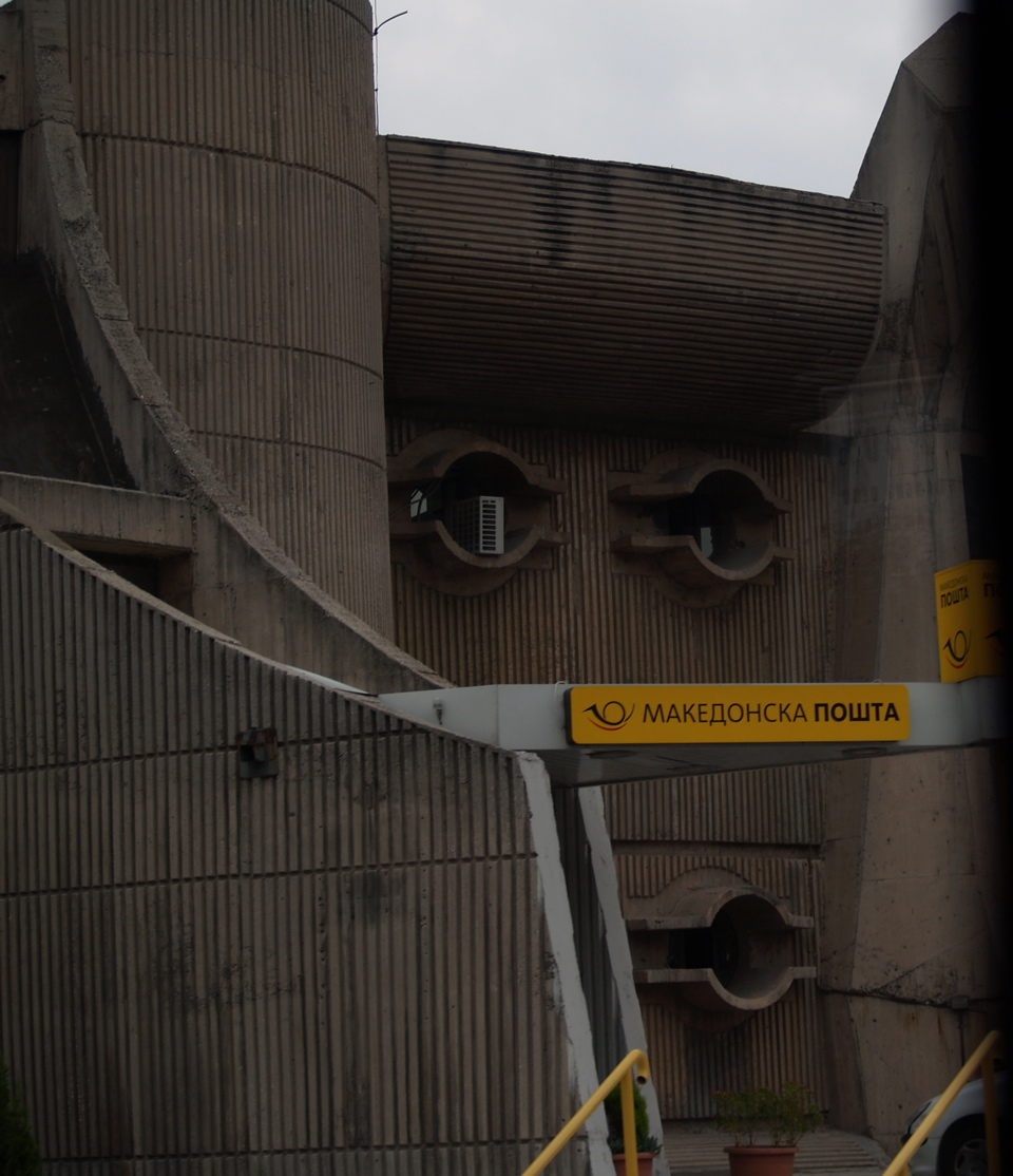 poste centrale skopje 2005 Photographie de la poste centrale brutaliste de Skopje en 2005